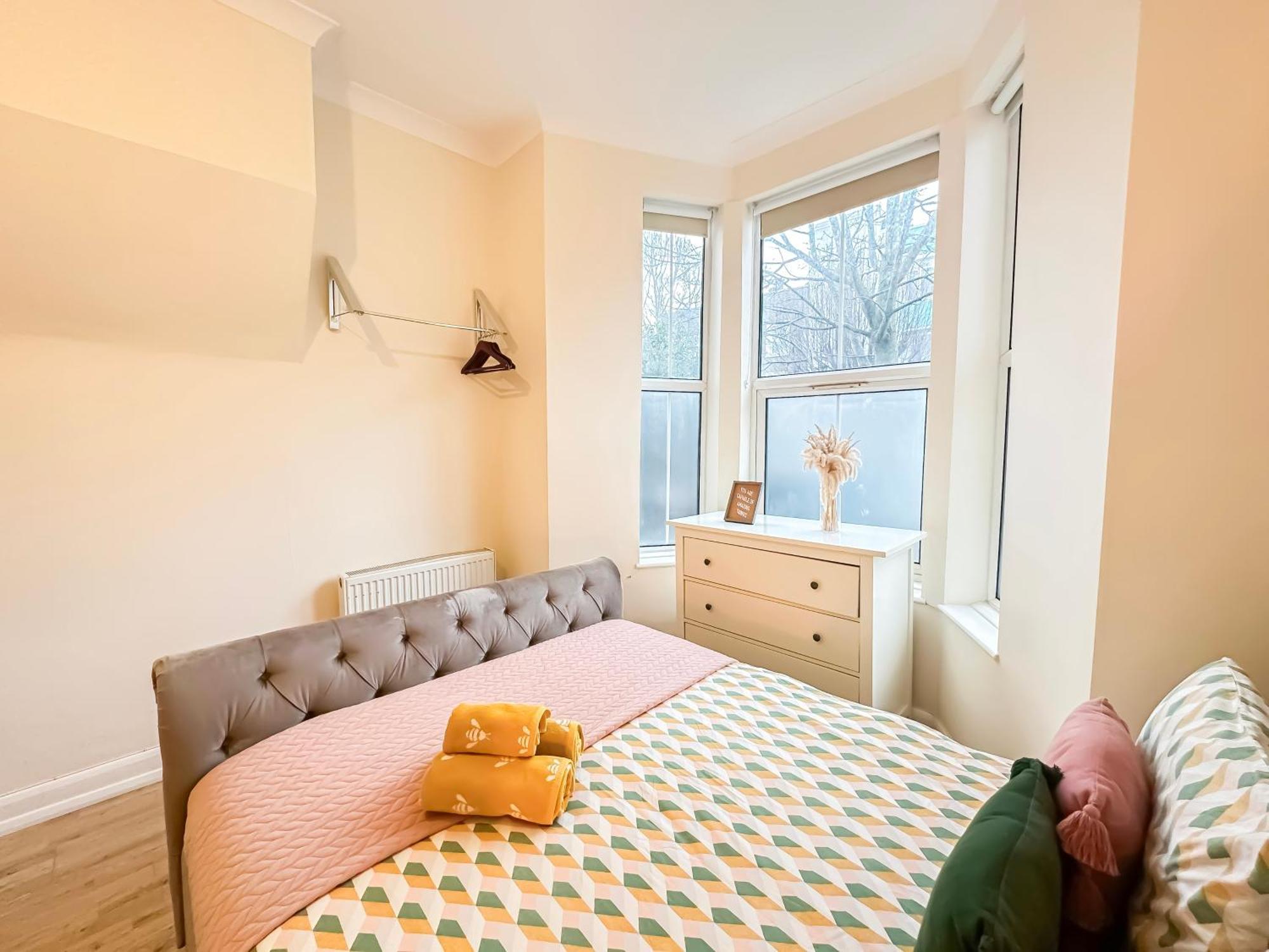 1-Bedroom Flat With Small Garden & Paid Parking In Finsbury Park, Highbury Londra Dış mekan fotoğraf