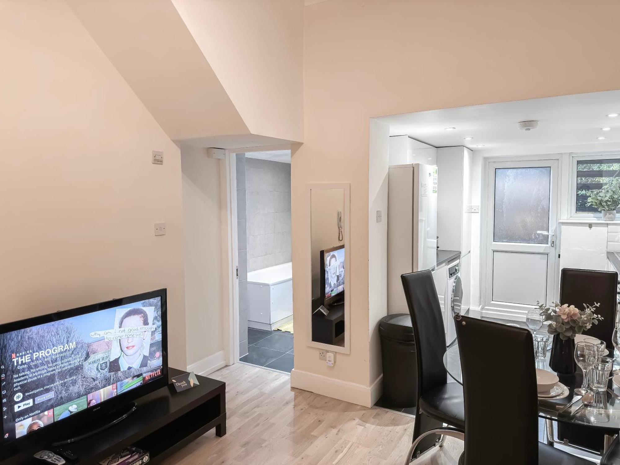 1-Bedroom Flat With Small Garden & Paid Parking In Finsbury Park, Highbury Londra Dış mekan fotoğraf