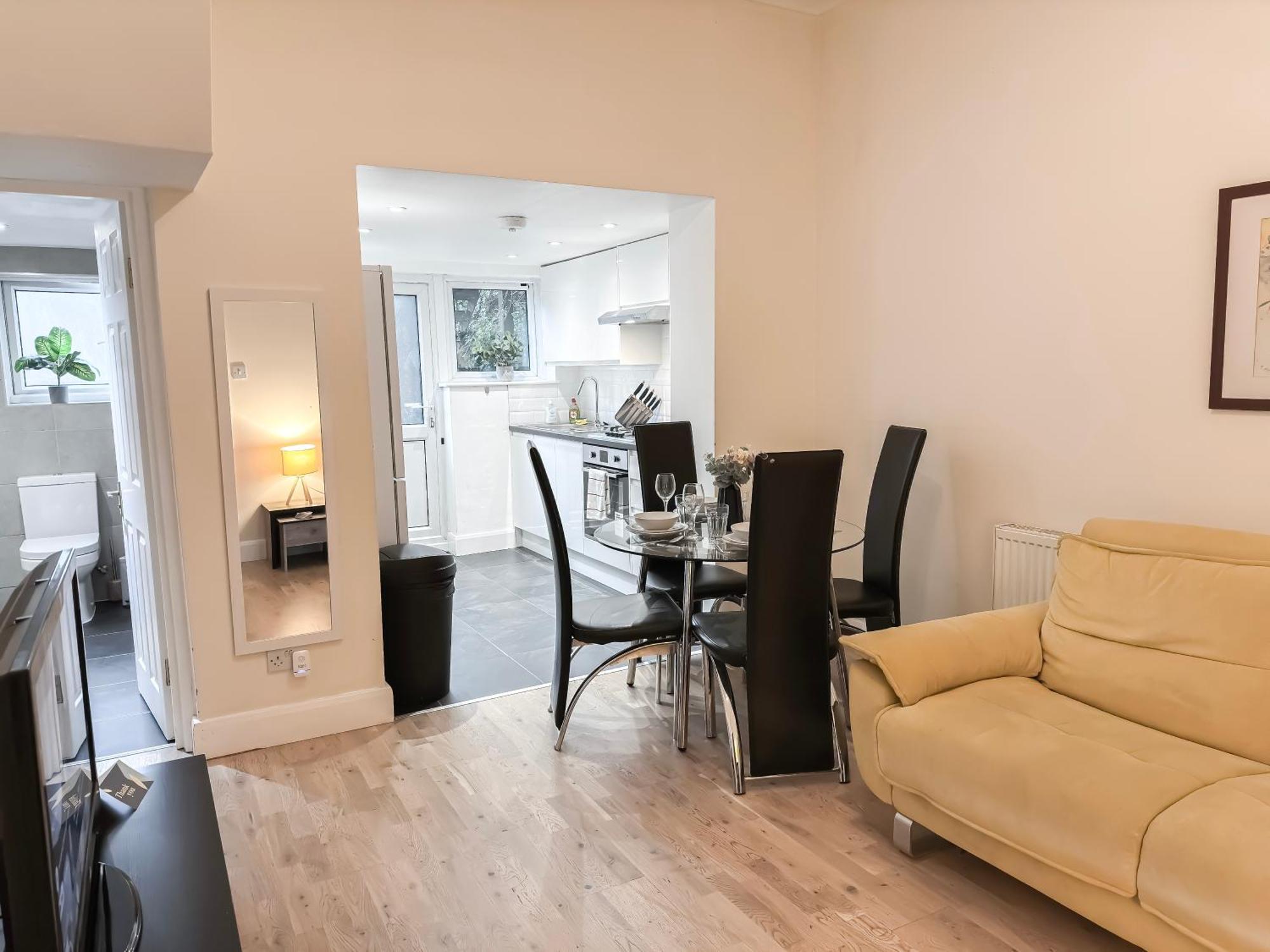1-Bedroom Flat With Small Garden & Paid Parking In Finsbury Park, Highbury Londra Dış mekan fotoğraf