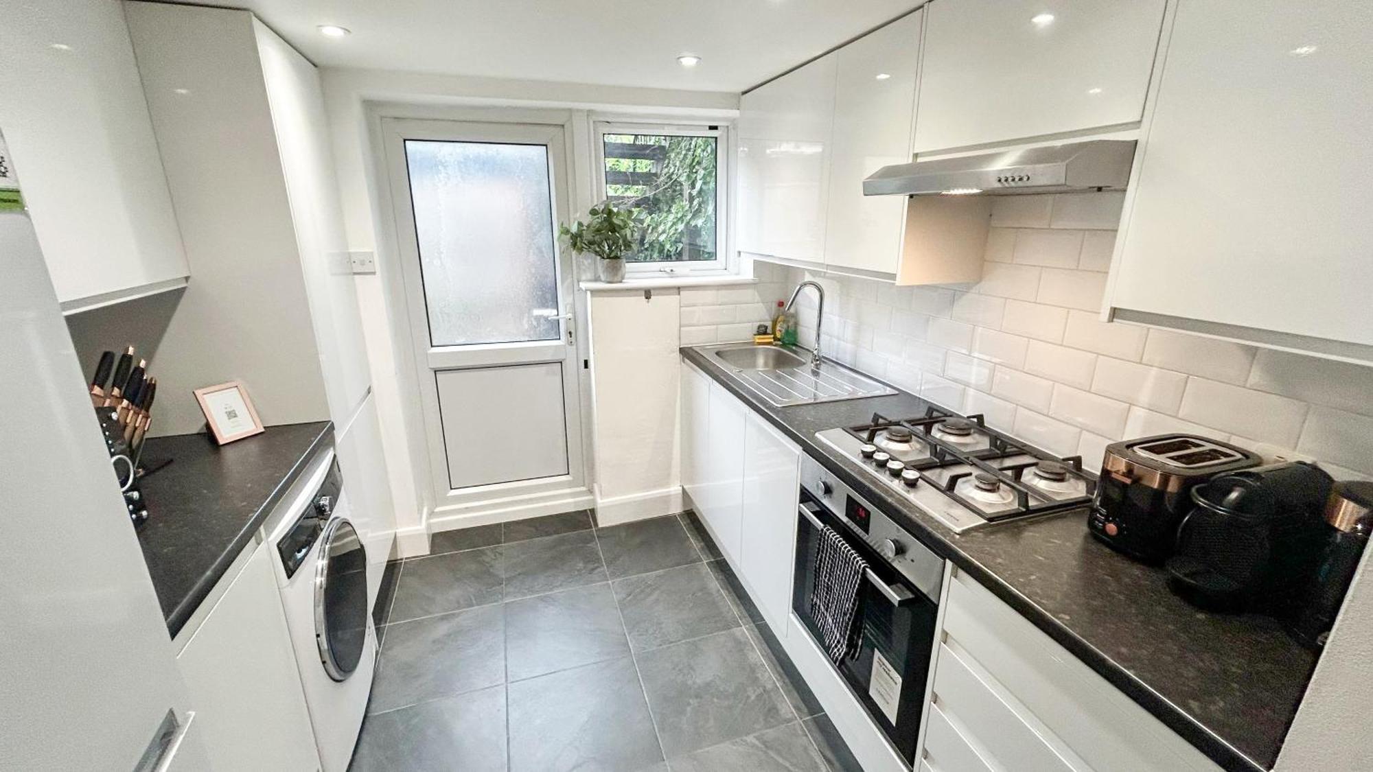 1-Bedroom Flat With Small Garden & Paid Parking In Finsbury Park, Highbury Londra Dış mekan fotoğraf