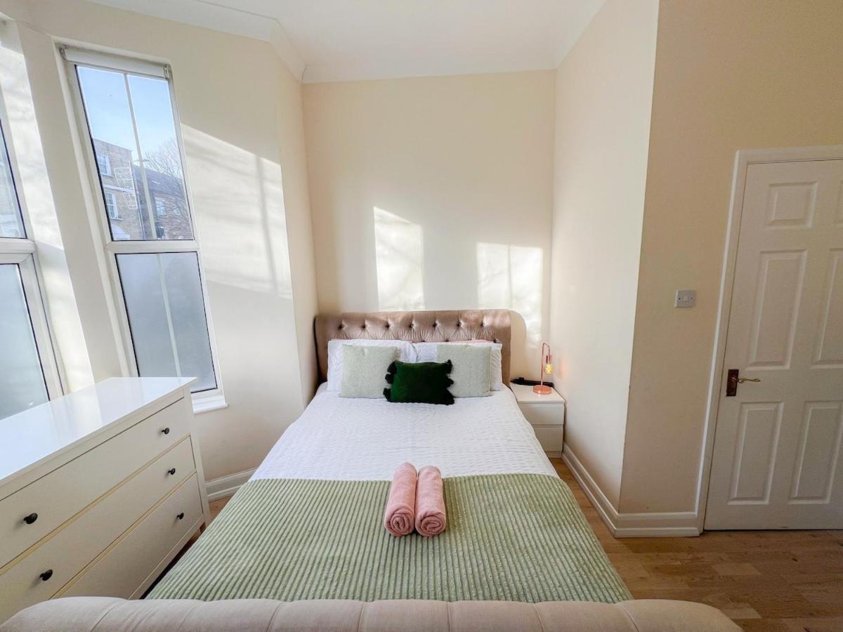 1-Bedroom Flat With Small Garden & Paid Parking In Finsbury Park, Highbury Londra Dış mekan fotoğraf
