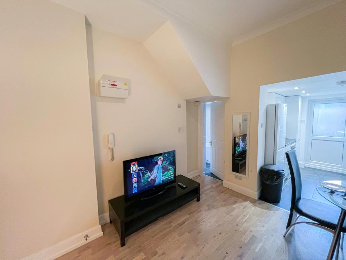 1-Bedroom Flat With Small Garden & Paid Parking In Finsbury Park, Highbury Londra Dış mekan fotoğraf
