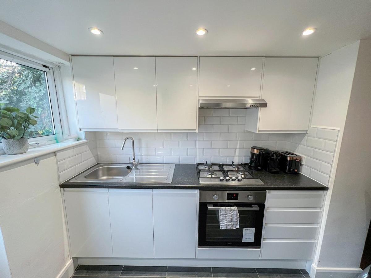 1-Bedroom Flat With Small Garden & Paid Parking In Finsbury Park, Highbury Londra Dış mekan fotoğraf