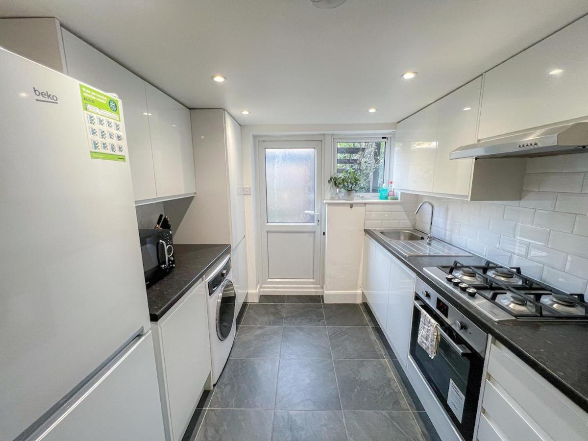 1-Bedroom Flat With Small Garden & Paid Parking In Finsbury Park, Highbury Londra Dış mekan fotoğraf